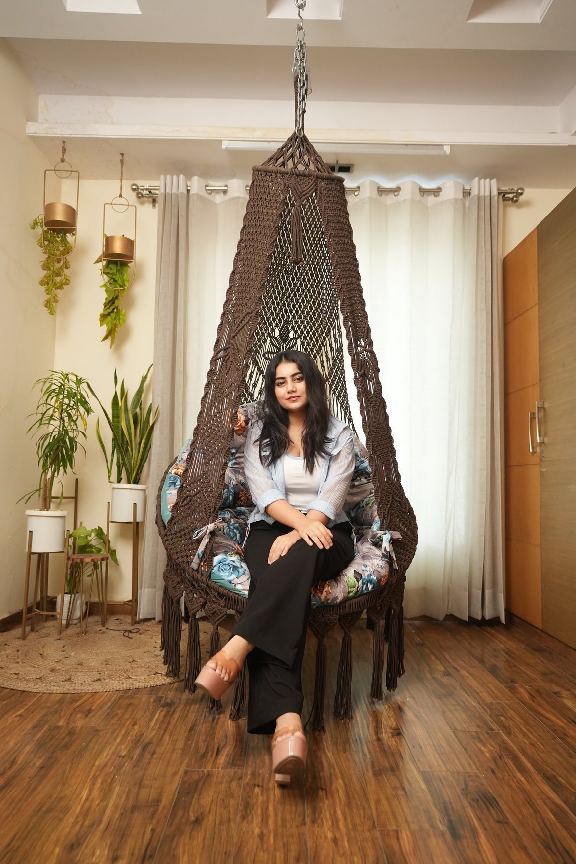 Wood Brown single seater hanging chair - Swing Saga